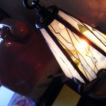 さかい家 - ピンクの公衆電話と電球色のランプ