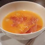 Chez Yokoi - メロンと生ハムを使った冷たいスープ。
