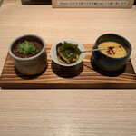 バガワーン カレー - 小鉢3種（辛いイワシ香味ペースト＋ピリ辛スパイスとろろ＋ムール貝スパイスハラペーニョ乗せ）
      50円＋50円＋50円