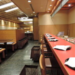 天一 - 店内　落ち着いて食事ができる