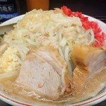 ラーメン二郎 - 小ラーメン(750円) 麺半分+紅生姜(50円)+玉ねぎ(50円) ニンニクヤサイアブラ。