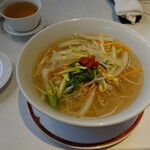 新橋亭 - 素菜湯麺（すーつぁいたんめん、野菜つゆそば）一番上はクコの実