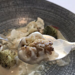 フランス料理 エステール by アラン・デュカス - ランチコース１３３１０円。埼玉産カリフラワー クリュとキュイ コンテチーズとヘーゼルナッツ。火の入ったものも、生のものも、カリフラワーの魅力全開のお料理です（╹◡╹）（╹◡╹）