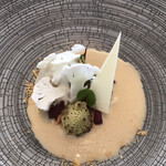フランス料理 エステール by アラン・デュカス - ランチコース１３３１０円。埼玉産カリフラワー クリュとキュイ コンテチーズとヘーゼルナッツ。ロマネスコの火入れが完璧で、私史上最高のカリフラワー系料理です（╹◡╹）（╹◡╹）