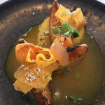 フランス料理 エステール by アラン・デュカス - ランチコース１３３１０円。産バターナッツスクワッシュ 鰯の燻製 カラスミ。ほのかな甘みのカボチャに、鰯とカラスミがぴったりで、とても美味しかったです（╹◡╹）。が、難しい、が正直な感想です。。