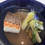 フランス料理 エステール by アラン・デュカス - ランチコース１３３１０円。大分産真鯛 海藻風味 ポワローグリエとシトロンコンフィ。鯛の焼き加減も良かったですが、ポワローの美味しいことにびっくりです！