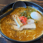 麺屋松三 - ゴマたっぷり♪
      テーブルに紅生姜とニンニクも置いてあるので、
      好きなだけ乗せられます。