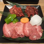 Yakiniku Horumona Sahikawa Nikusakaba Ohako - 牛盛り合わせ定食の（牛カルビ・牛サガリ・牛タン・野菜）