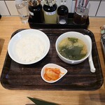 焼肉 ホルモン 旭川肉酒場 十八番 - 牛盛り合わせ定食の（ご飯・わかめスープ・キムチ）