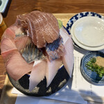 シハチ鮮魚店 - 日替わり丼