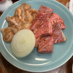 焼肉よかろ - 牛カルビとホルモン