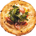 帕尔玛产生火腿和马苏里拉奶酪、芝麻菜的披萨