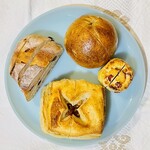 ameen’s oven - 上: オニオンベーグル
左: 酒種ビーンズ
右: みりん粕とクランベリー こぼれうめスコーン
下: アップルパイ