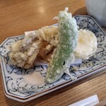 手打蕎麦 椋庵 - 昼の蕎麦膳の天婦羅
            スナップエンドウはサッと揚げられていて、瑞々しさを感じられます。
            玉葱は食感を残しつつ柔らかく、サツマイモはホッコリ、舞茸は間違いないですね♪