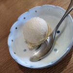Muku An - 昼の蕎麦膳のデザート
                        ・黒糖のアイスクリーム
                        ・イチゴのシャーベット
                        ・酒粕のアイスクリーム
                        の中から、酒粕のアイスクリームを選びました。
                        結構酒粕効いてて、弱い人は酔っちゃうかも(笑)