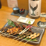 Koura - 鰻の串焼き5種盛り＋おまけの肝焼き(2人前)