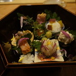 恵比寿　くろいわ - 百合ね、胡桃の燻製と桃の白和え、銀杏、おこわ、夏鴨のロース、琥珀卵、菊菜の御浸し、鱧の笛と肝と卵、銀光鱒の身と卵