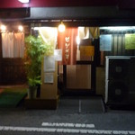 麺舎 ヒゲイヌ - 夜の外観