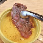 焼肉なべしま - タン塩をレモンに付けて