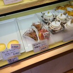 菓子工房クロンヌ - ショーケースです。