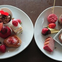テーブル36 - 苺が乗ったケーキは5種類ほど、ストロベリーチョコタルトはチョコタルトに苺が申し訳程度に隅っこに乗ってるだけ(食べてませんが)