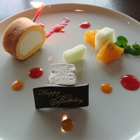 テーブル36 - 料理台にはないケーキのお誕生日プレートを頂きした。記念に撮った写真も頂きました♪