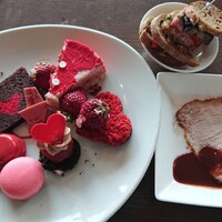 テーブル36 - 苺が乗っていないケーキばかりなので添えられてた苺で飾ってみました。