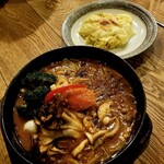 スープカレーGARAKU - たっぷり7種きのこ+炙りチーズ(辛さ19) 1310円