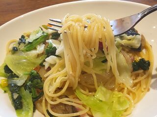 Jolly Pasta - パスタをすすると、ほどよいコシが感じられるパスタに、塩気と辛味の塩梅グッドなアーリオオーリオの風味が効いて中々の美味しさ！