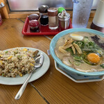 大久ラーメン - チャーシュー大盛生玉子入と、焼きめし