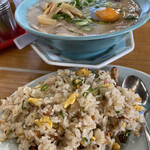 大久ラーメン - チャーシュー大盛生玉子入と、焼きめし