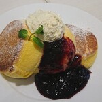 Shiawasenopankeki - 濃厚チーズムースパンケーキベリーソースがけ