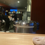 呑めるとんかつ屋 林家 - 店内とオープンキッチン