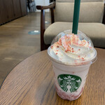 スターバックスコーヒー - さくらふわり ベリー フラペチーノ®
            590円税別
            さくら、あんまりいない。
            ストロベリーとラズベリーとパンナコッタで、さっぱり爽やか。
            綺麗だね。