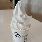 成田ゆめ牧場 - 原乳仕立てのソフトクリーム（カップ）390円