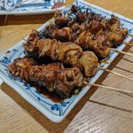 秘伝の味 つるや - 手前からシロ、奥に皮など秘伝タレも良い味