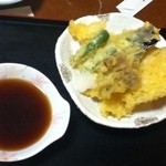 あじ処 春 - 天ぷらの盛り合わせ。からっと揚がっていて美味しいです。特にエビがプリプリで美味しかった。