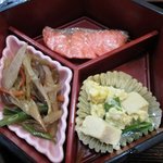カフェレスト菊水 - 鮭塩焼き　五色キンピラ　高野豆腐の卵とじ