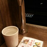 一蘭 - お水も卓上の機械でセルフです。店内を歩かなくてもok