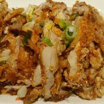 刀削麺酒坊 - 衣はカリカリ。酢のお味が効いています。ネギもパンチを効かせてタップリと