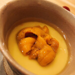Kagami - 茶碗蒸しです。中にはズワイガニの脚肉が潜みます。トッピングは塩水のバフンウニ