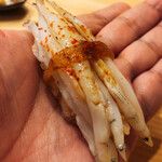 かがみ - 宍道湖の白魚。蒸しではなく、お酒と塩で煮上げます。昔ながらの作法ですね。巻いているのは干瓢です