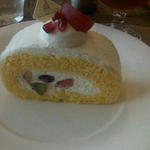 ストール レストラン - 450円のケーキ。フルーツの入った奥沢ロールっぽい（ランチセット1150円）