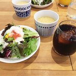 食堂兼居酒屋 コッテロ - まずテーブルに運ばれてきたのはドリンク・サラダ・スープ。
            ドリンクは数種類から選べます。ワシはコーラをチョイスです。