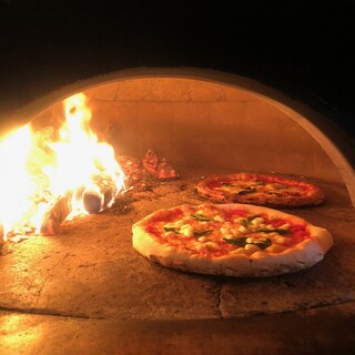 薪窯で香ばしく焼き上げたピッツァ