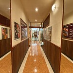 川崎名物 炭火焼肉 食道園 - 廊下が三つ？ではありません、両サイドは鏡