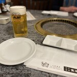 川崎名物 炭火焼肉 食道園 - 生とテーブルセット（ロースターは炭火）