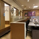 川崎名物 炭火焼肉 食道園 - この奥にもず〜っと個室が並んでいます