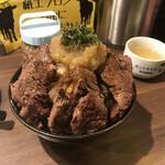 1ポンドのステーキハンバーグタケル - ステーキ丼の全体図。