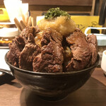 1ポンドのステーキハンバーグタケル - 【特盛りステーキ丼】（990円税込）